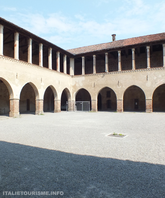 chateau de Pandino (Cremone, Italie), cour interieure