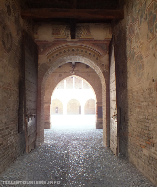 chateau de Pandino Cremone Italie, en s'acheminant vers la cour
