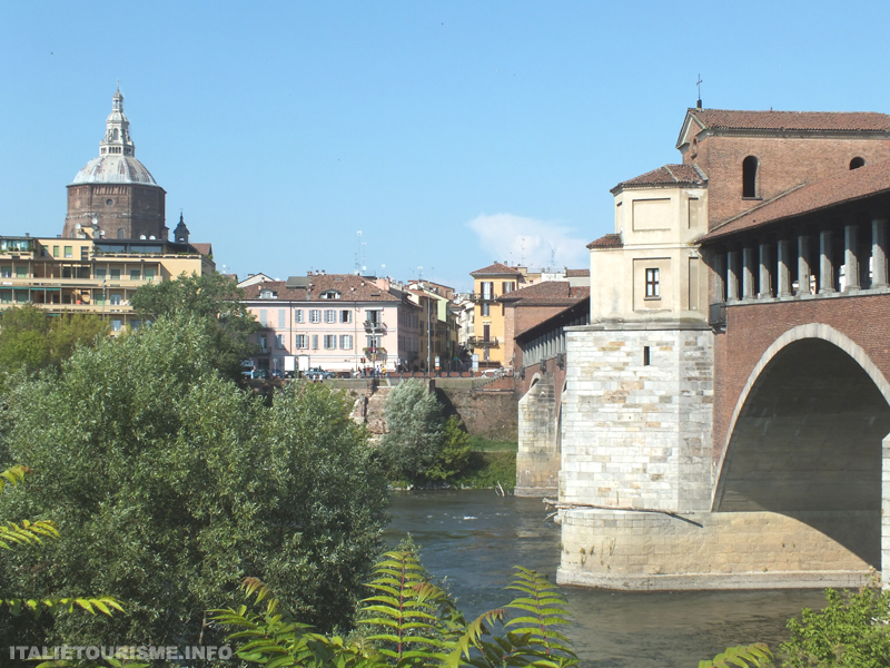 Visiter Pavie. pavie italie tourisme, le pont couvert et la Cathedrale, photos de Pavie