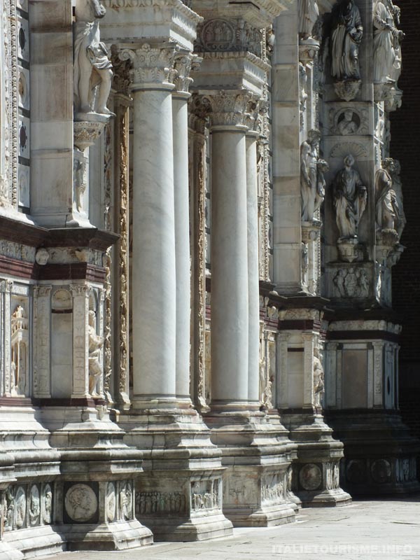 La Chartreuse de Pavie Italie portail marbre. Visiter la Chartreuse de Pavie