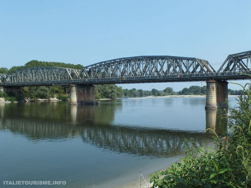 Pont férroviaire sur le fleuve Pô à Plaisance Piacenza Italie