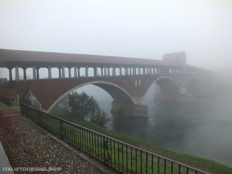 Le pont dans le brouillard. Il ponte coperto di Pavia nella nebbia invernale