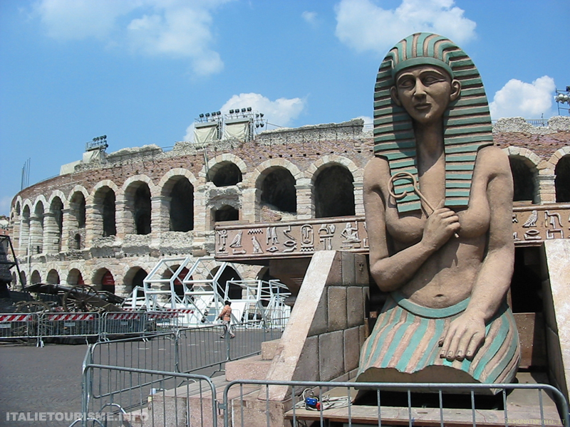Les décors de l'Aida empilés à l'extérieur des arènes