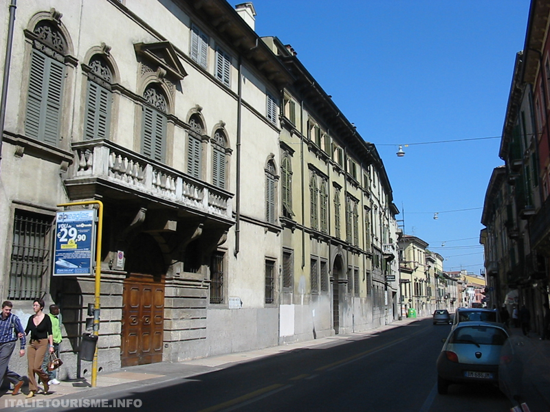 Vieilles maisons dans le quartier de Veronetta Vérone Italie