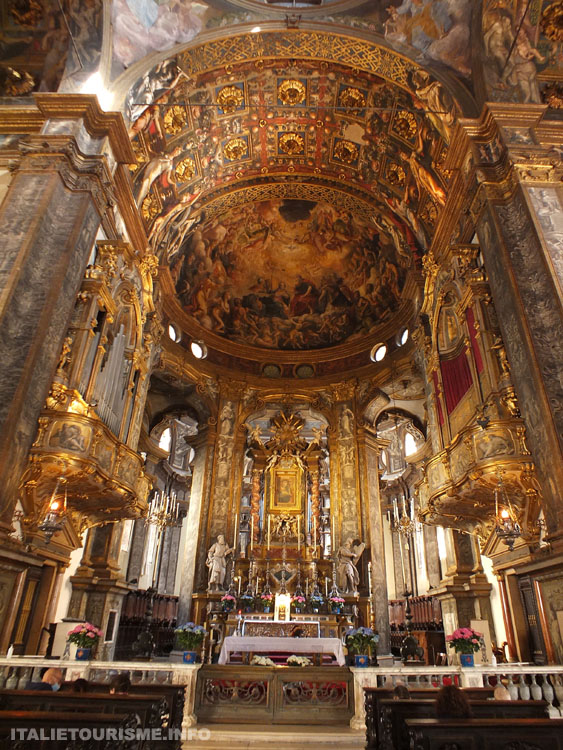 Le maître-autel de la basilique Santa Maria della Steccata (Sainte-Marie-de-la-Palissade) à Parme en Italie