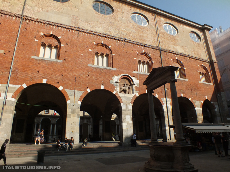 Palazzo della Ragione Milan Italie, Piazza Mercanti place des marchands  Milan