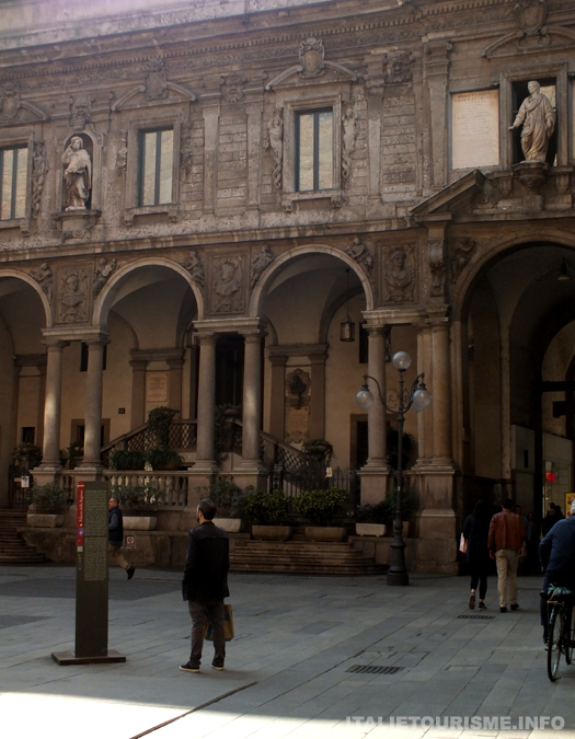 Piazza Mercanti place des marchands  Milan