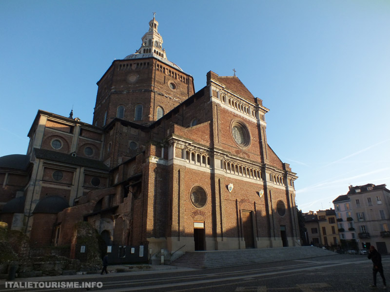 Duomo Pavia, façade et coupole, Pavie Italie tourisme
