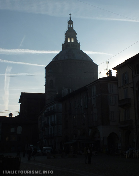 Cathédrale de Pavie Italie au coucher du soleil
