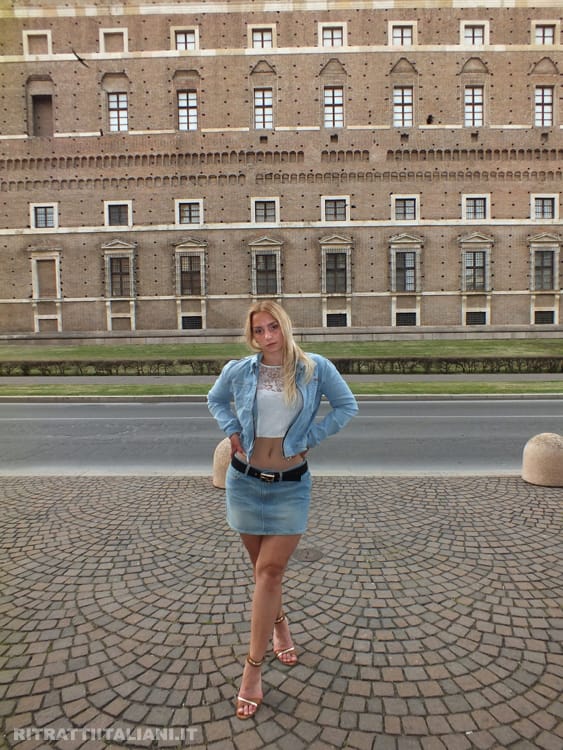 Alena davanti a Palazzo Farnese (Piacenza)