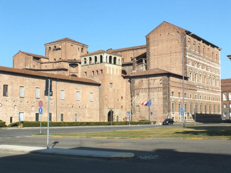 Ingresso a Palazzo Farnese (Piacenza) e ai suoi musei