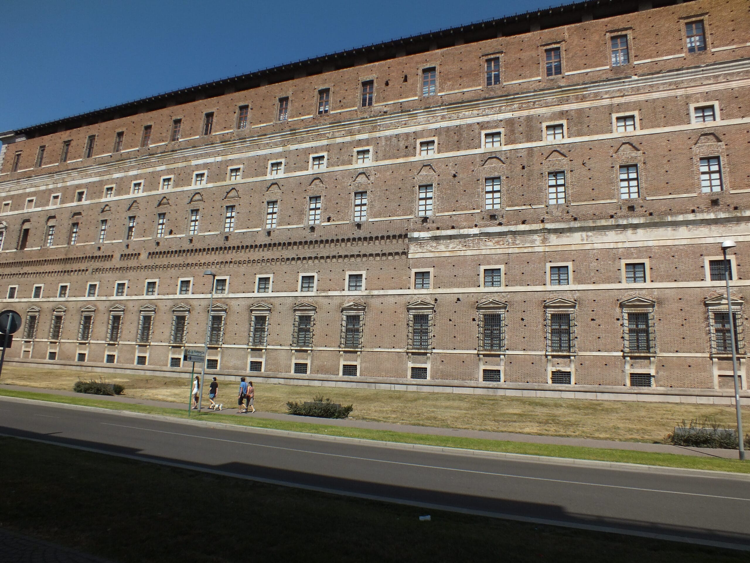 Palazzo Farnese a Piacenza visto da Corso Risorgimento