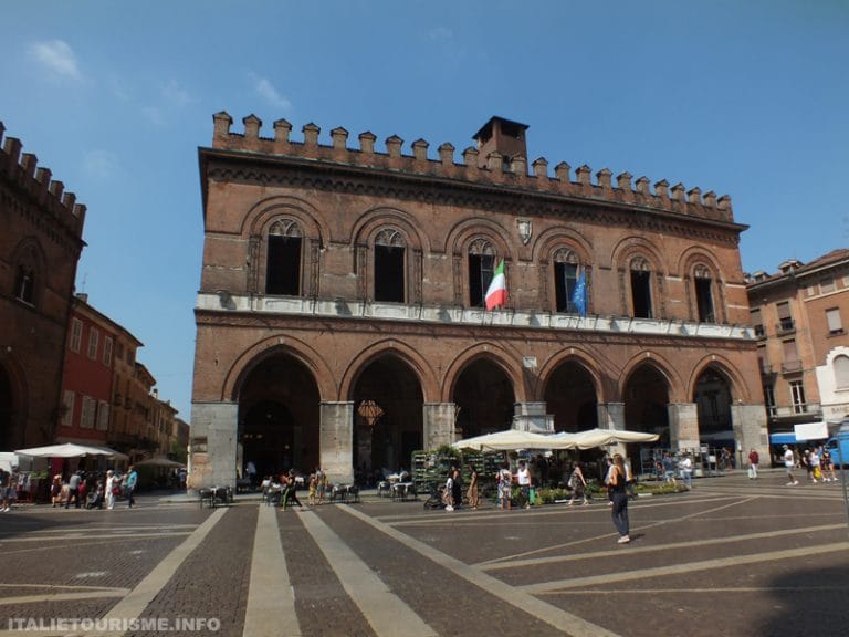 Hôtel de ville médiéval Crémone Italie, visiter Crémone