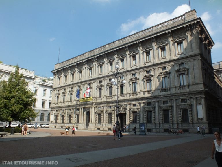 Palazzo Marino a Milano visto da piazza della Scala