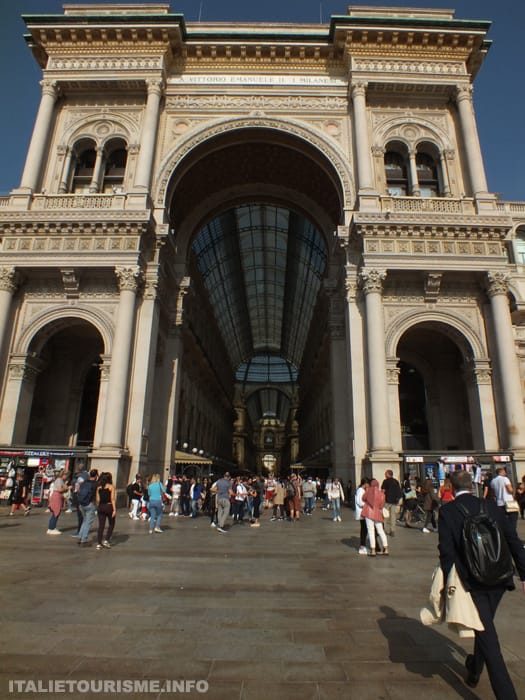 Vista della galleria da piazza del Duomo a Milano