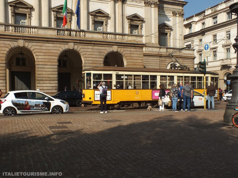 Tram anni'20 in piazza della Scala a Milano. Visitare Milano