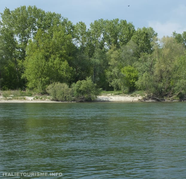 Le fleuve Tissin un peu hors la ville de Pavie (Italie)