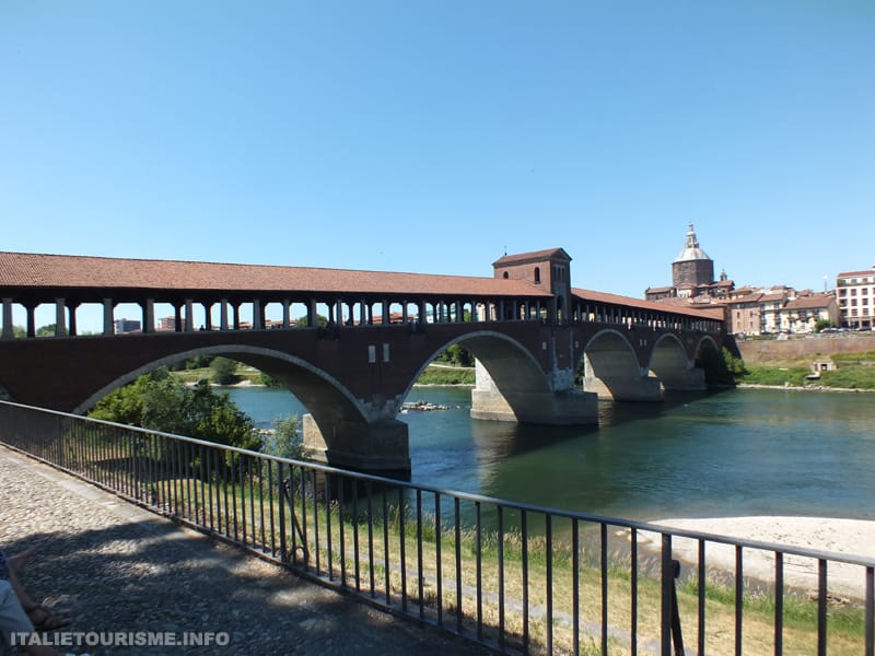 Le pont couvert sur le Tessin à Pavie (Italie)