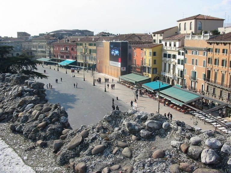 Piazza Bra vue depuis l’Arene de Vérone
