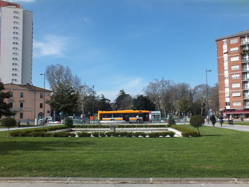 La grande place devant la gare des trains de Plaisance en Italie